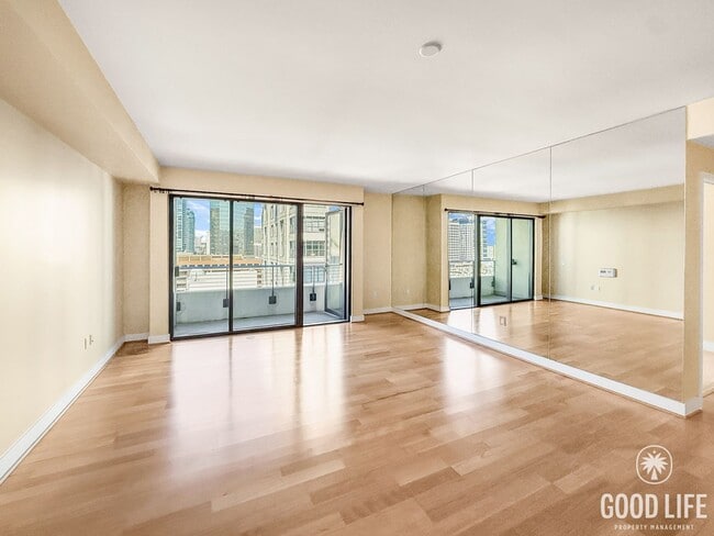 Foto del edificio - Downtown Luxury Living – 2B/2BA Condo with...