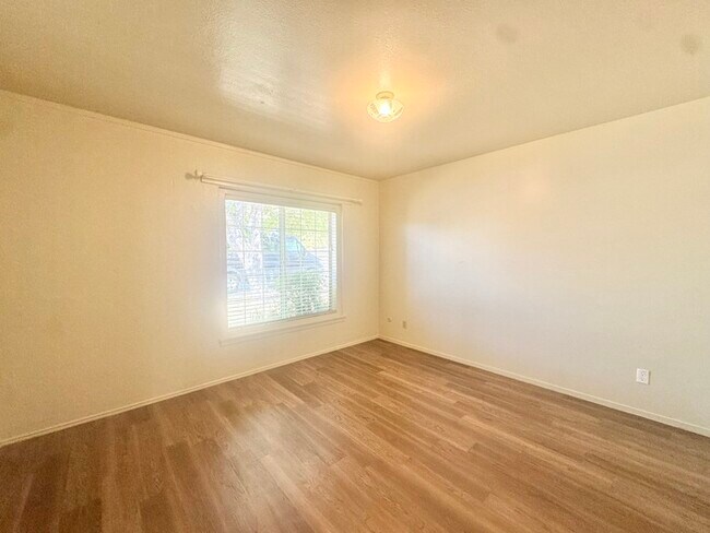 Foto del edificio - Single-story, spacious 2 bed condo, 1 bath...