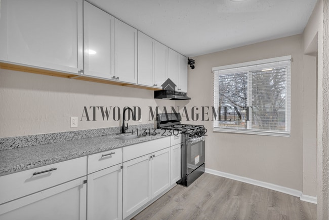 Building Photo - This beautifully updated 4-bedroom, 1-bath single-family home is ready for move-in!