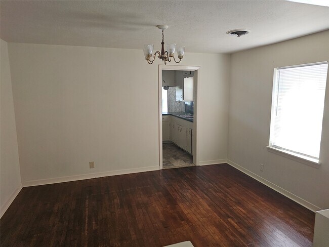 Foto del edificio - 5322 Pine Ave