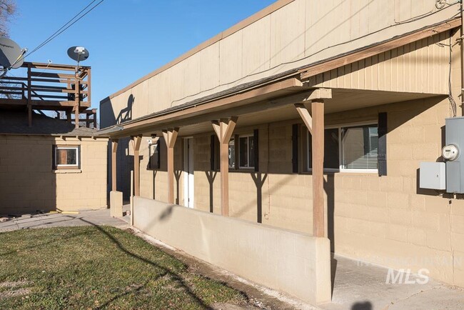 Building Photo - 390 Ct