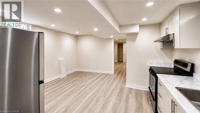 Building Photo - 6 Lily Ln