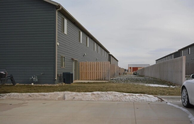 Building Photo - 3 Bedroom, 2.5 Bath Townhomes for Rent in ...