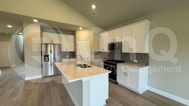 Building Photo - 685 Briar Dr