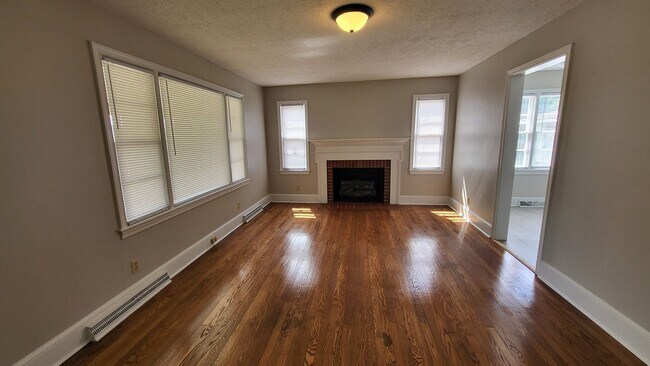 Foto del edificio - 3-Bedroom, 1-Bath Brick Home