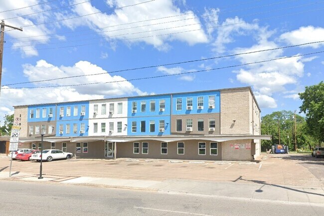 Building Photo - 2700 Al Lipscomb Way