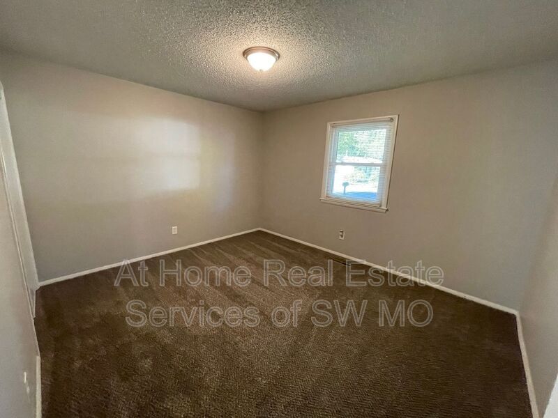 Building Photo - 1228 W Winkler St