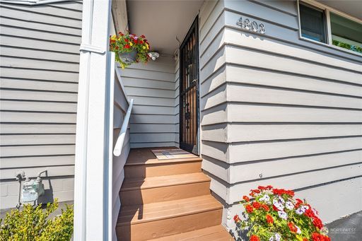 Foto del edificio - Charming updated 3 bed home in Hillman City!
