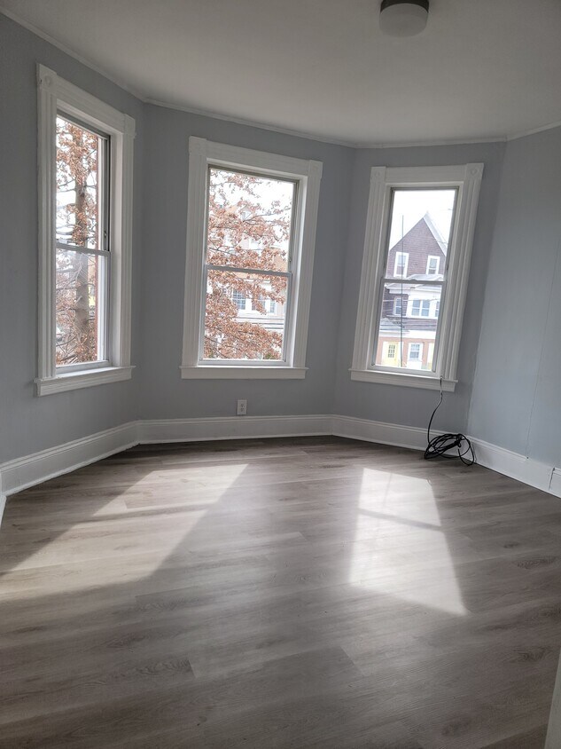 Primary Photo - 162 Bond St