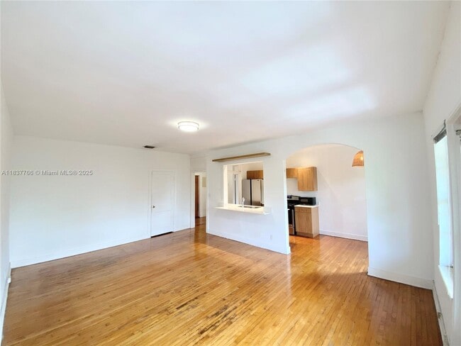 Building Photo - 700 W 51st St
