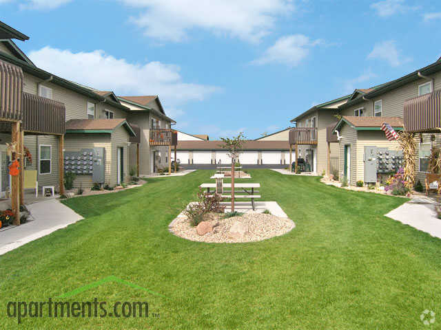 Court Yard - Mountain View Apartments & Townhomes