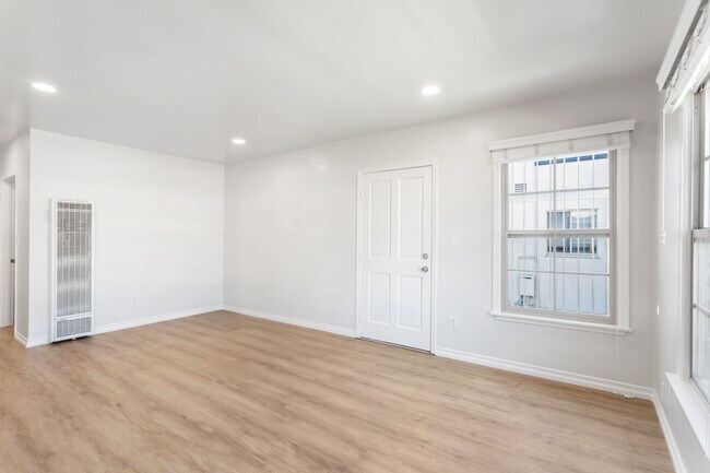 Foto del edificio - 630 E San Antonio Dr
