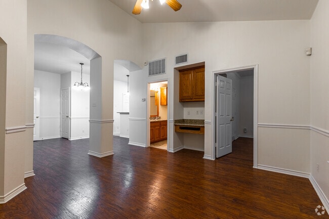 1BR, 1BA - 784SF - Waxahachie Village Condominiums