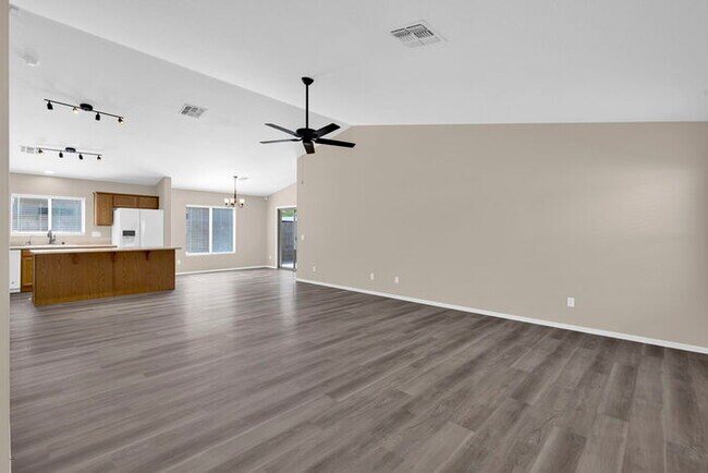 Foto del edificio - 17161 W Port Royale Ln