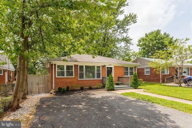 Foto del edificio - 2308 Linden Ln