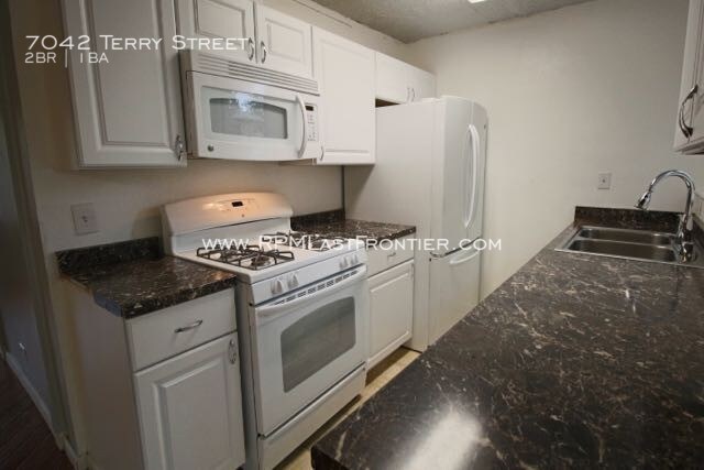 Building Photo - Cute 2bd/1ba w/ a Fenced yard and Deck!