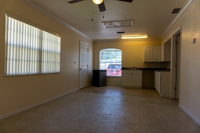 Building Photo - 2204 Fan Palm Dr