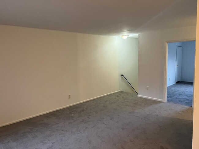 Building Photo - 916 Garnet Dr