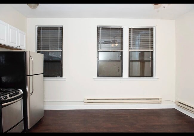 Building Photo - 3345 N Marshfield Ave