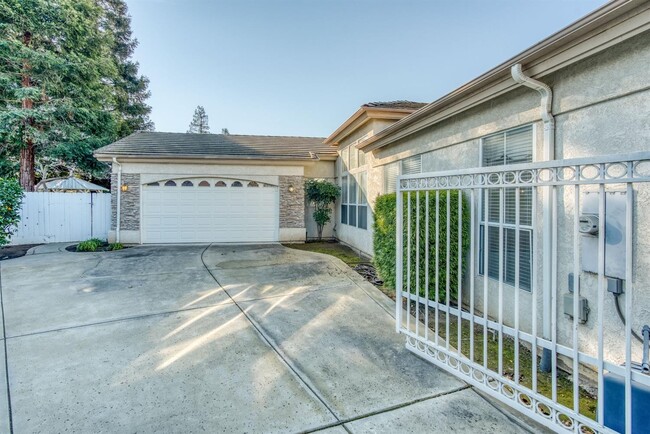 Building Photo - 939 E Mill Creek Dr