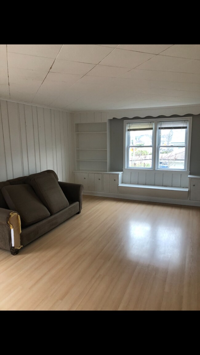 Building Photo - Property Name