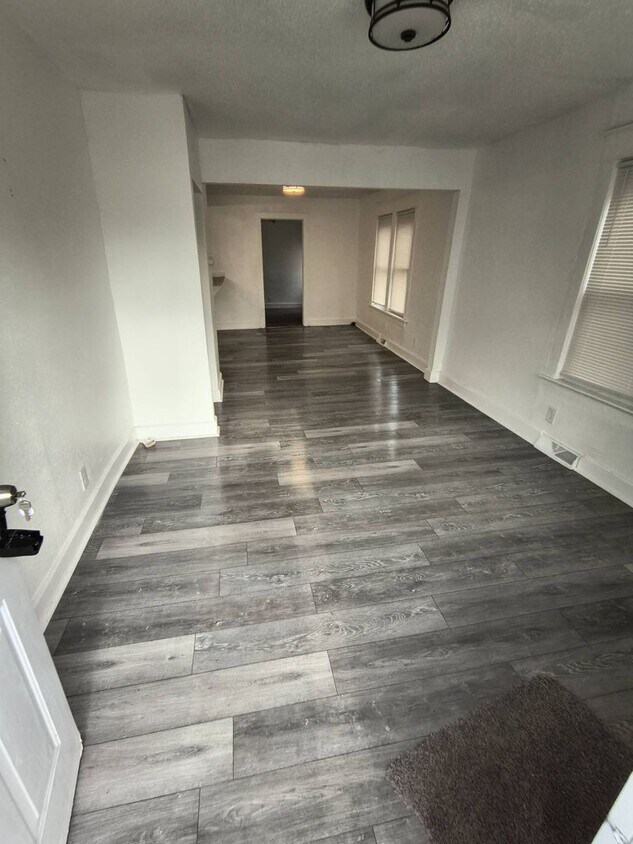Foto principal - 1127 Montrose Ave