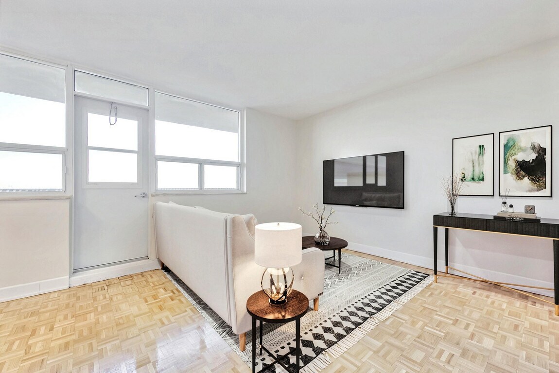 Upper Canada Court, Centre Apartments - 140 Erskine Av