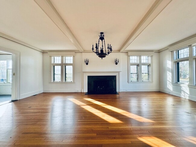 Building Photo - 671 Prospect St