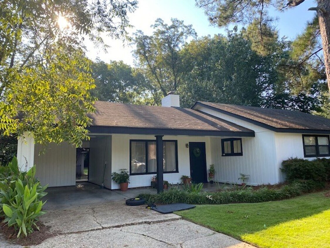 Primary Photo - New Price! 3 Bed/1 Bath Available Now!