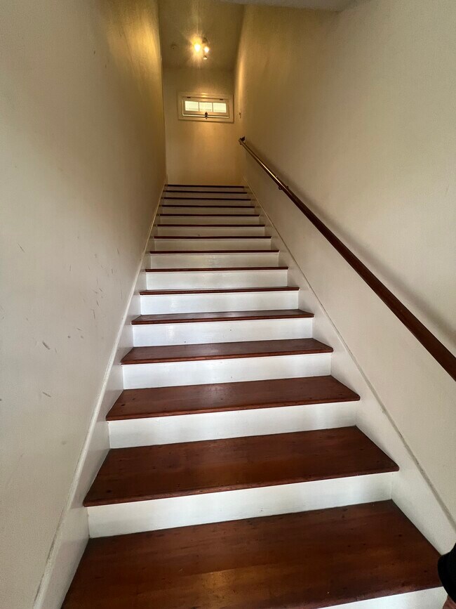 Escaleras - 502 1/2 N Heliotrope Dr