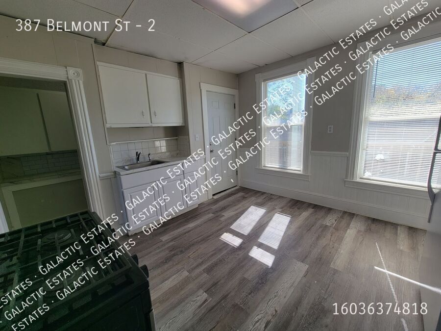 Primary Photo - 3 bed 1 bath 2nd floor apartment with deck...