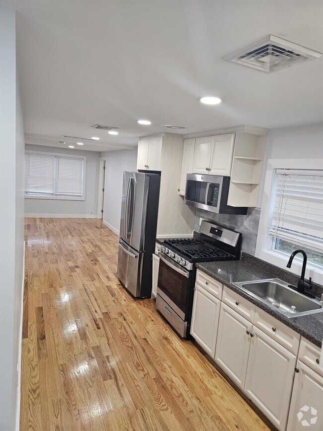 Building Photo - 6 Islip Ave