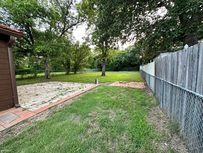 Building Photo - 3 br, 1 bath House - 2925 Hiawatha Trail
