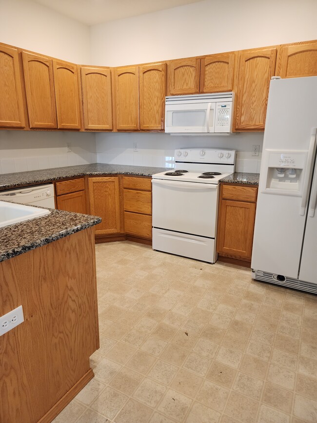 Kitchen 1 - 1102 Golden Hills Dr