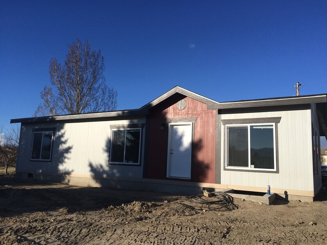Primary Photo - 3 bed 2 bath home sitting on 2 beautiful a...