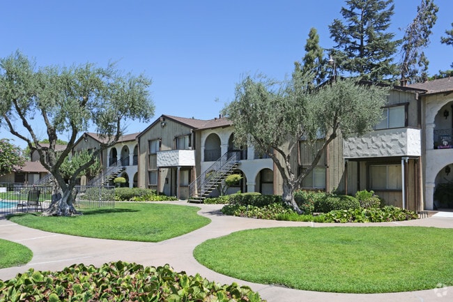 Building Photo - Redwood Apartments