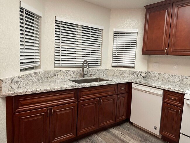 Foto del edificio - Its has that WOW Factor! Great Location and Spacious 3 Bedroom Available Early May!