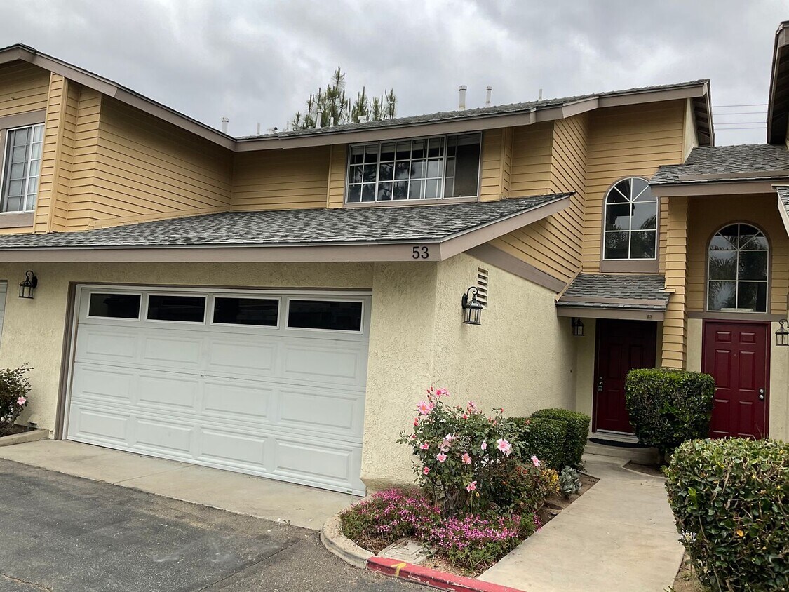 Foto principal - FOR LEASE 3 BEDROOM 2.5 BATH 2 Story Condo...