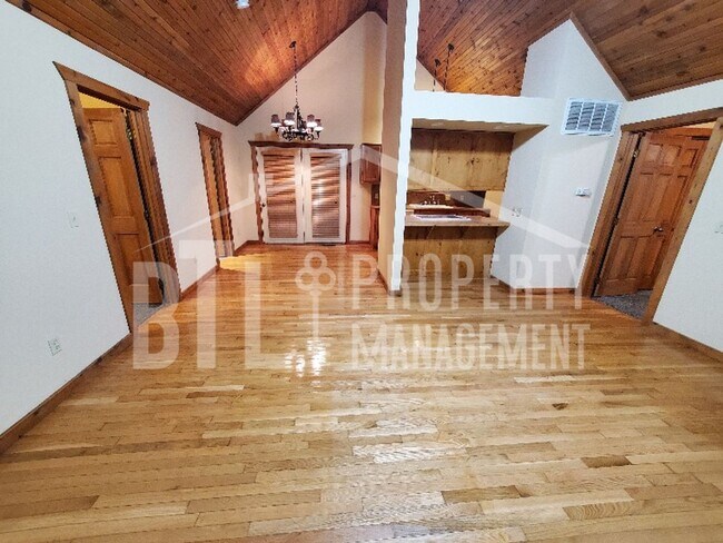 Foto del edificio - 574 Baldknobber Dr
