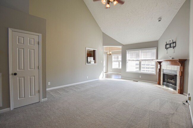 Building Photo - Dog Friendly Three Bedroom with Bonus!