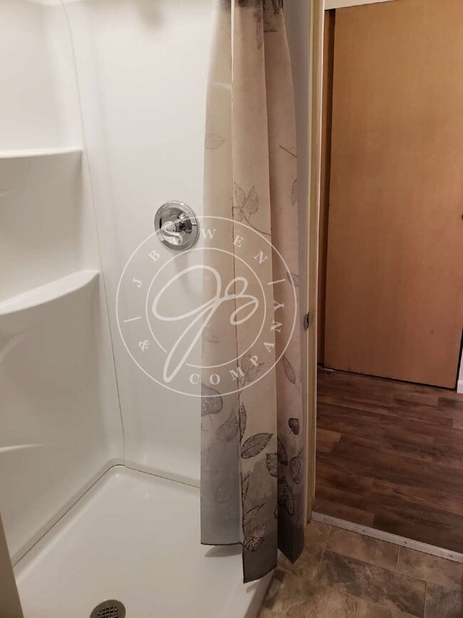 Foto del edificio - "Charming Studio Retreat: Cozy 400 Sq Ft Oasis in Ottawa Hills! -Only pay electric!