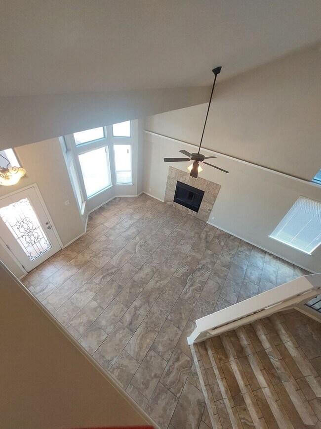 Building Photo - 3 bedroom 2 bathroom beautiful rental ! Available November