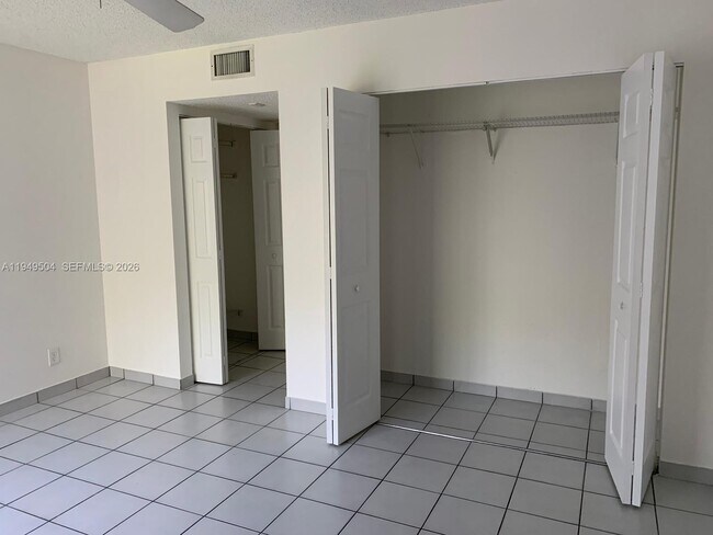 Foto del edificio - 8540 N Sherman Cir