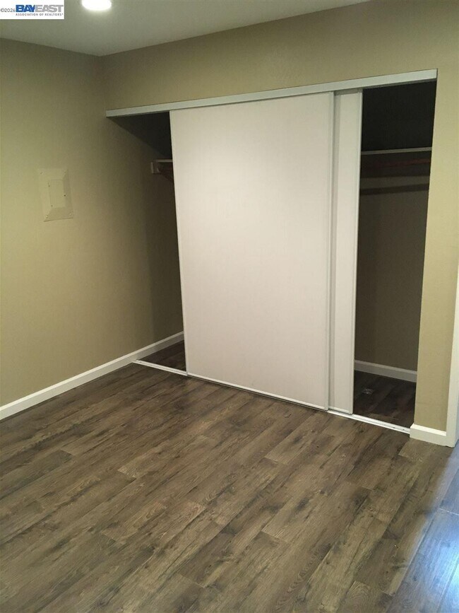 Foto del edificio - 1581 Mendenhall Dr