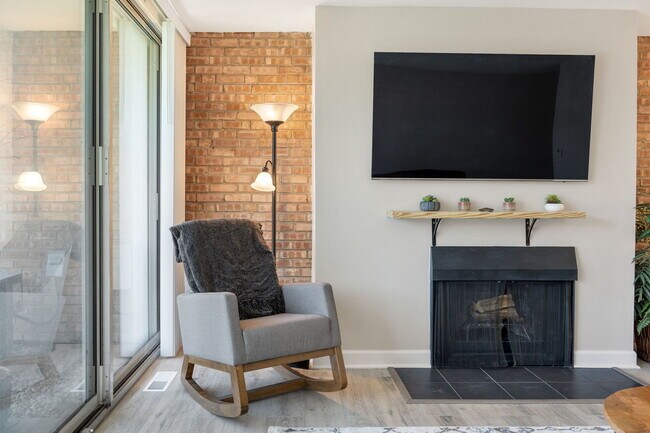 Building Photo - 6000 E Lake Dr