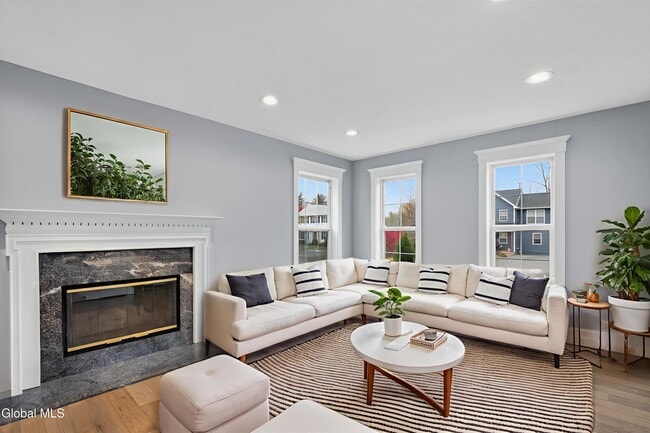 Building Photo - 716 Adams Cir