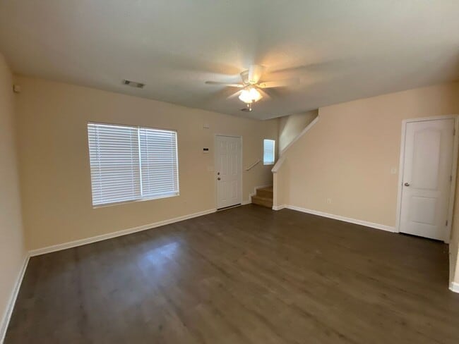 Building Photo - LEASING FOR AUGUST 2025! FENCED IN YARD!!