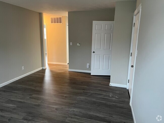 Building Photo - 2110 Saratoga Dr
