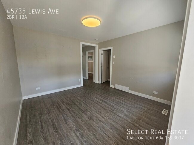 Photo du bâtiment - 45735 Lewis Ave