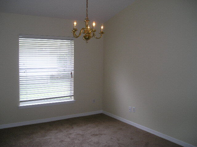 Building Photo - CENTRALLY LOCATED!